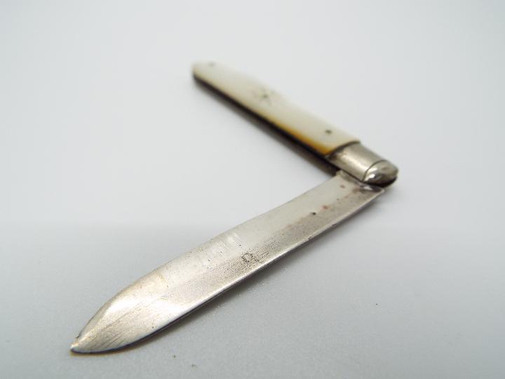 Two George V silver and mother of pearl folding knives, both Sheffield assay, - Image 11 of 11
