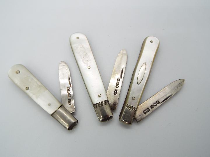 Three George V silver and mother of pearl folding fruit knives, all Sheffield assay, - Image 3 of 5