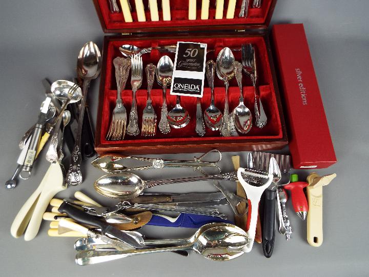 A canteen of cutlery with contents, loose flatware and similar. - Image 3 of 3