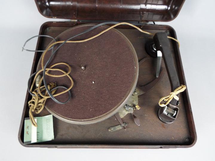 A vintage, bakelite cased Columbia electric record player. - Image 4 of 4