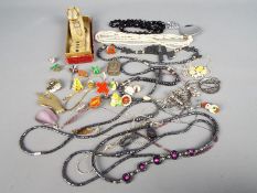 A small quantity of costume jewellery,