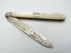 An Edward VII silver and mother of pearl folding fruit knife having vacant cartouche to the handle