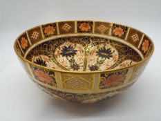 Royal Crown Derby - A Royal Crown Derby bowl in the 'Old Imari' pattern, stamped to the base,