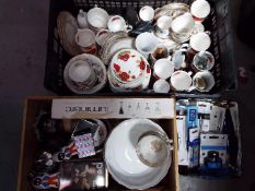 A mixed lot to comprising ceramics to include Paragon 'Victorian Rose', 'Golly' cruets,
