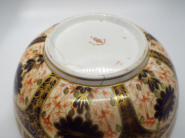 Royal Crown Derby - A Royal Crown Derby bowl in the 'Old Imari' pattern, stamped to the base, - Image 5 of 5