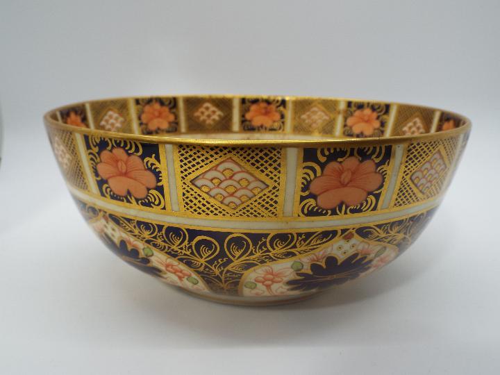 Royal Crown Derby - A Royal Crown Derby bowl in the 'Old Imari' pattern, stamped to the base, - Image 4 of 5