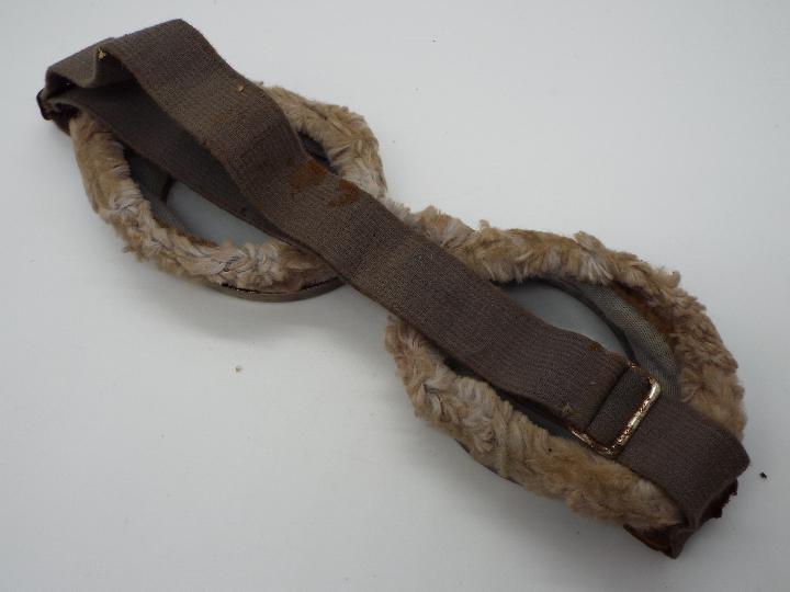 A pair of World War Two (WWll) pilot's goggles - Image 3 of 4