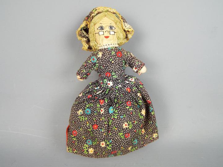 Vintage Topsy Turvy doll. Three heads- Red Riding Hood/Grandma/Wolf. Good condition. - Image 3 of 6