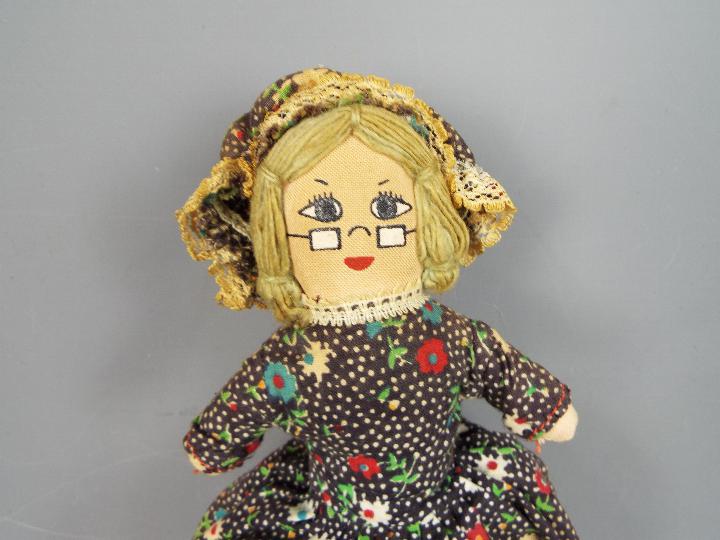 Vintage Topsy Turvy doll. Three heads- Red Riding Hood/Grandma/Wolf. Good condition. - Image 5 of 6