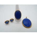 A 9ct yellow gold ring set with large blue cabochon (approximately 2.