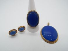 A 9ct yellow gold ring set with large blue cabochon (approximately 2.