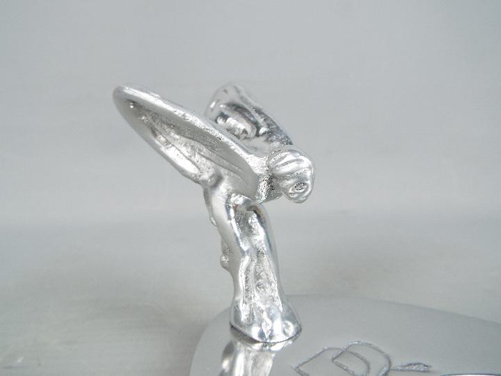 A chrome Rolls Royce style ashtray, approx size 8. - Image 3 of 3