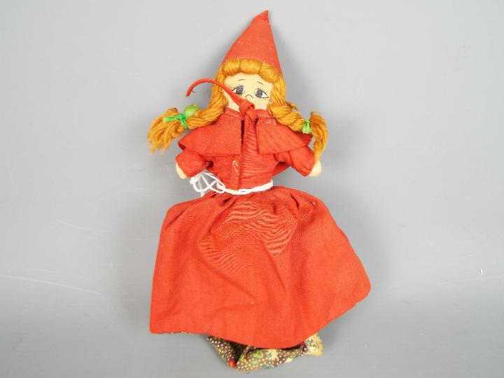 Vintage Topsy Turvy doll. Three heads- Red Riding Hood/Grandma/Wolf. Good condition. - Image 4 of 6