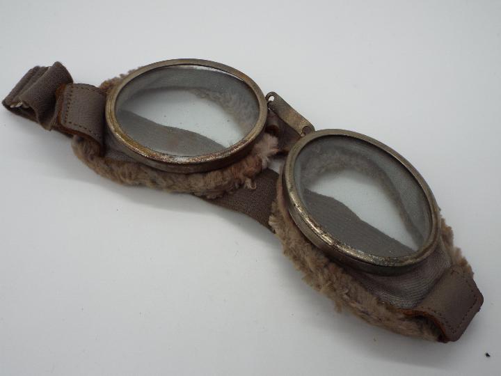 A pair of World War Two (WWll) pilot's goggles - Image 2 of 4