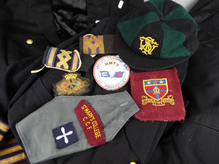 A collection of merchant navy jackets with insignia. - Bild 2 aus 5