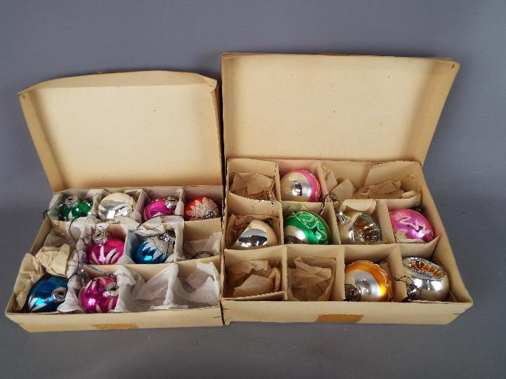 Thomas Pacconi hand blown Christmas ornaments in wooden box with certificate of authenticity - Image 3 of 3