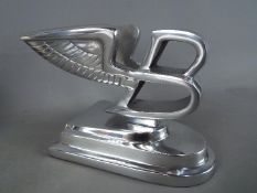 A chrome Bentley 'B', approx height 15 cm,