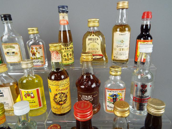 30 miniature bottles of whisky, gin, - Image 5 of 5
