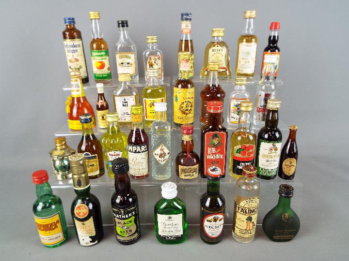30 miniature bottles of whisky, gin,
