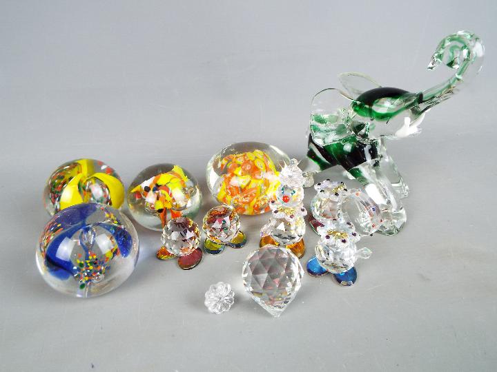 A collection of glassware to include paperweights, animal figurines, vases, - Image 3 of 3