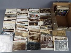 Deltiology - In excess of 400 largely UK topographical cards with some foreign and subjects.