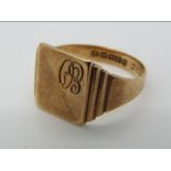 A hallmarked 9ct gold gentleman's ring, size S, approximately 3.9 grams all in.