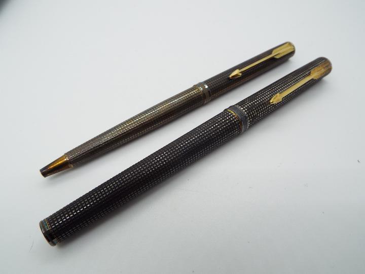 A Parker pen set comprising fountain pen and ballpoint, both stamped 925. - Image 2 of 3