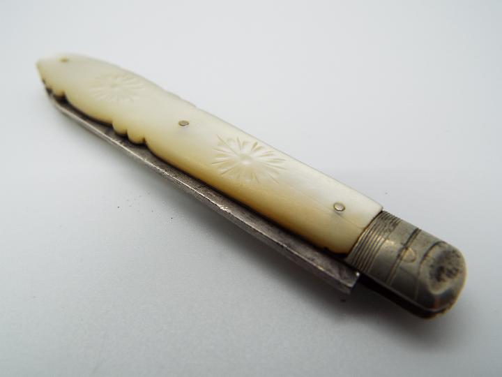 An Edward VII silver and mother of pearl folding fruit knife with floral decoration to the handle, - Image 5 of 7