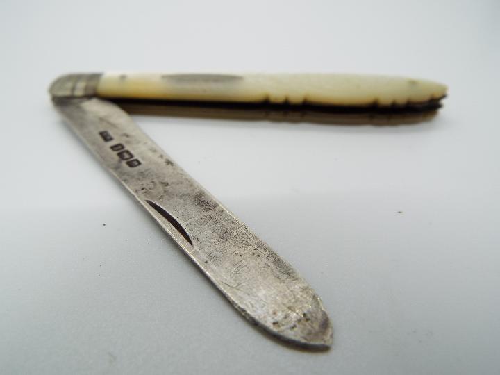 An Edward VII silver and mother of pearl folding fruit knife with floral decoration to the handle, - Image 2 of 7
