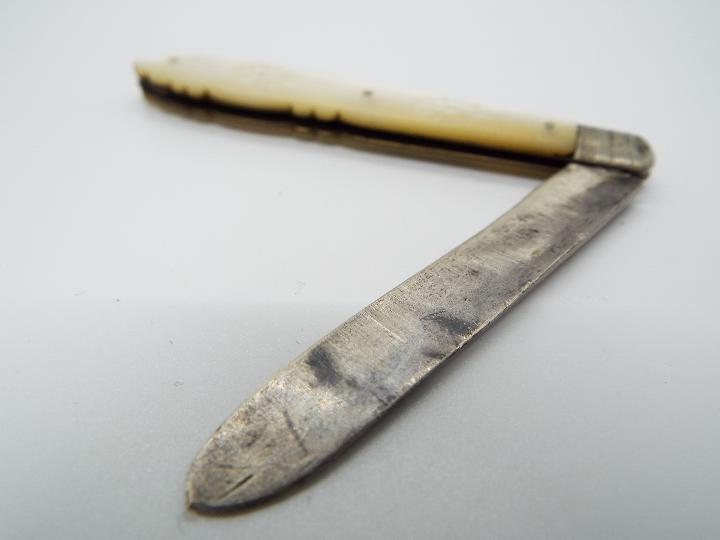 An Edward VII silver and mother of pearl folding fruit knife with floral decoration to the handle, - Image 3 of 7