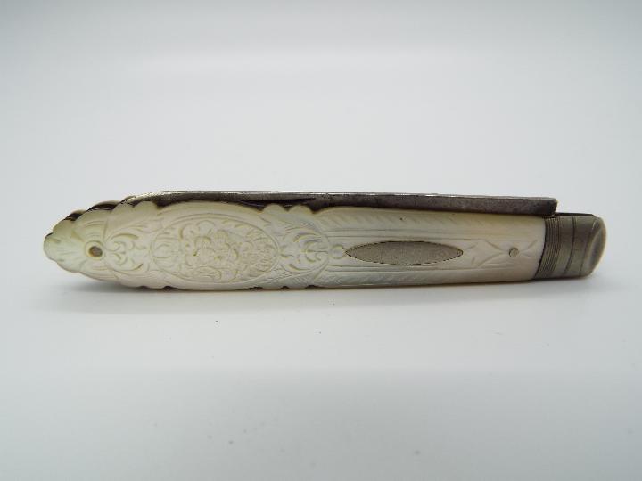 An Edward VII silver and mother of pearl folding fruit knife with floral decoration to the handle, - Image 7 of 7