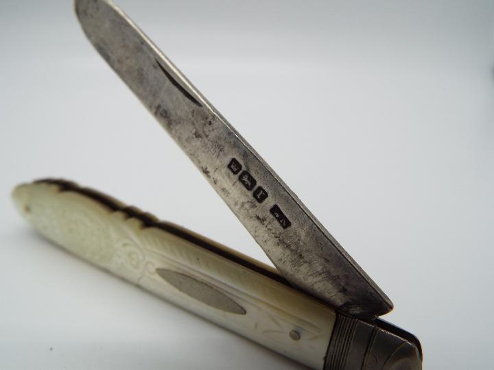 An Edward VII silver and mother of pearl folding fruit knife with floral decoration to the handle, - Image 4 of 7