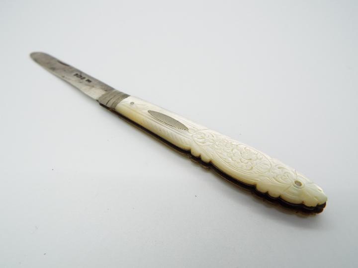 An Edward VII silver and mother of pearl folding fruit knife with floral decoration to the handle, - Image 6 of 7