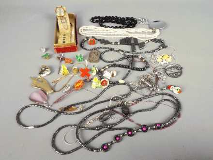 A small quantity of costume jewellery, a