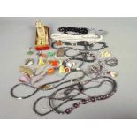 A small quantity of costume jewellery, a