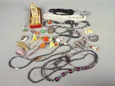 A small quantity of costume jewellery, a