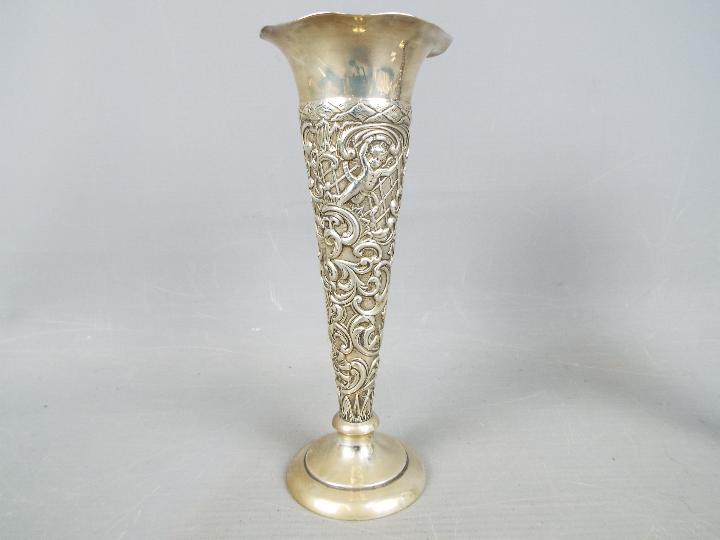 A pair of Edward VII hallmarked silver trumpet shaped vases by William Comyns, London assay 1901, - Image 4 of 4