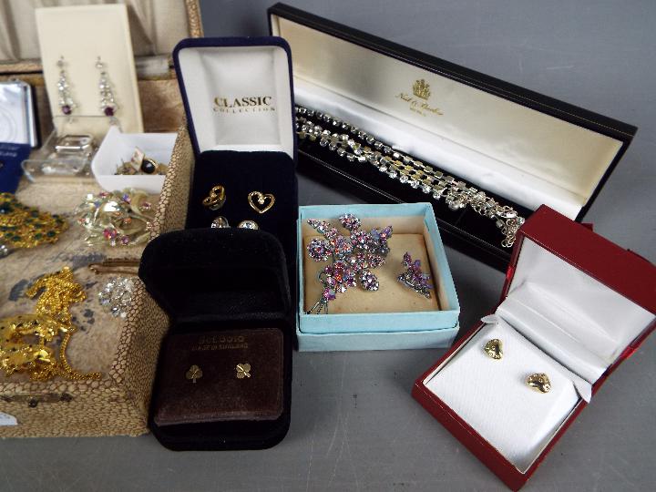 Costume Jewellery - a vintage box containing a paired earrings including a pair of silver and a - Image 3 of 3