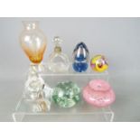 A collection of glassware to include small Mdina vase, pyramid form inkwell,