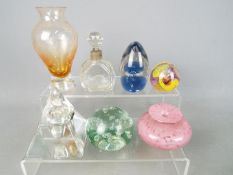 A collection of glassware to include small Mdina vase, pyramid form inkwell,