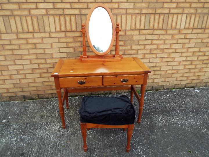 A dressing table and mirror, approximately 135 cm x 105 cm x 50 cm.