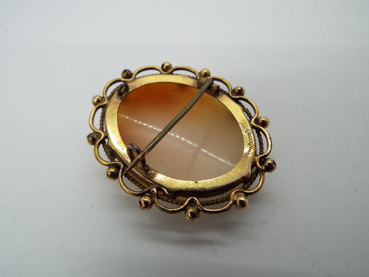 A yellow metal cameo brooch, approximately 4 cm x 3.5 cm. - Image 2 of 4