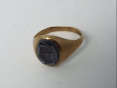 A gentleman's hallmarked 9 carat yellow gold and onyx ring, approx 3.