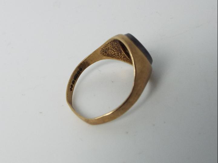 A gentleman's hallmarked 9 carat yellow gold and onyx ring, approx 3. - Image 2 of 2