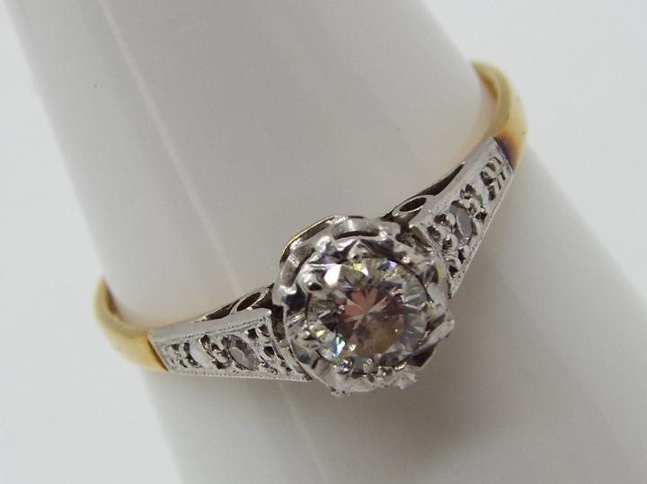 A lady's 18ct platinum ring, illusion set with a single stone diamond, approximately 0.