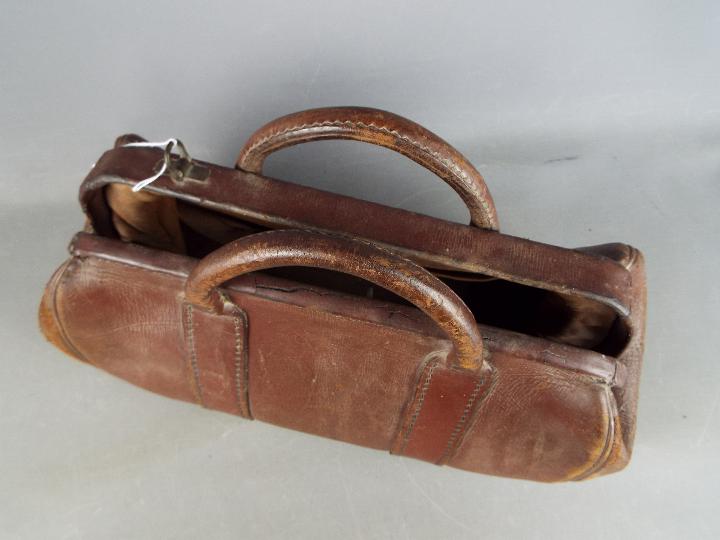 An early 20th century, leather Gladstone bag. - Image 3 of 3