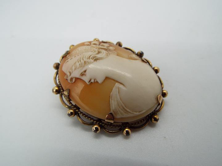 A yellow metal cameo brooch, approximately 4 cm x 3.5 cm. - Image 3 of 4