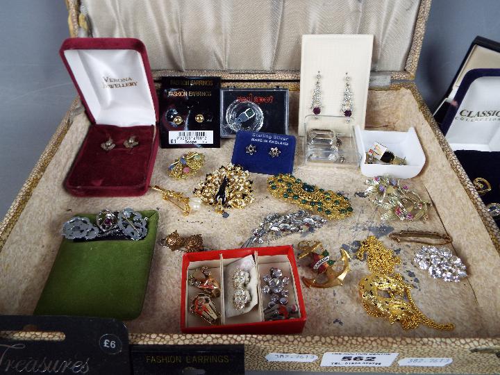 Costume Jewellery - a vintage box containing a paired earrings including a pair of silver and a - Image 2 of 3