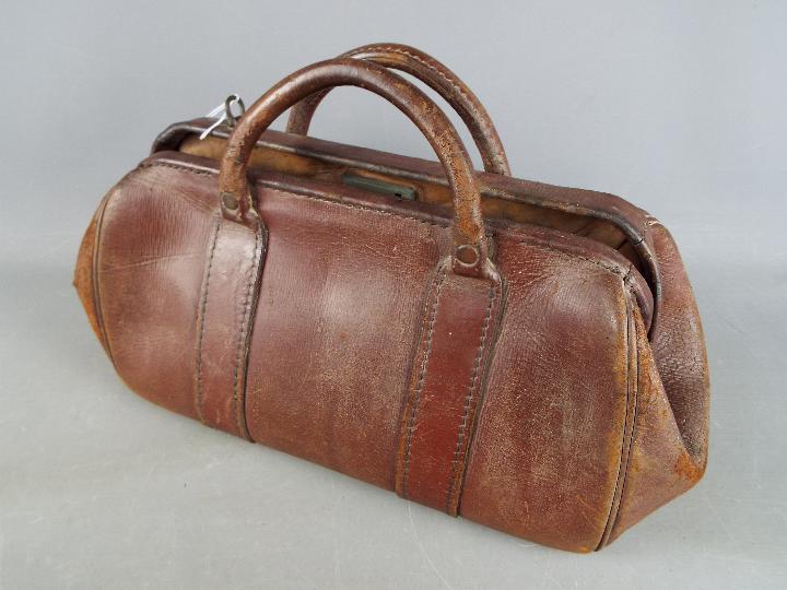 An early 20th century, leather Gladstone bag. - Image 2 of 3