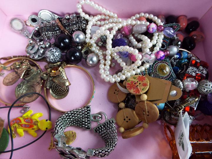 A collection of costume jewellery. - Image 4 of 4